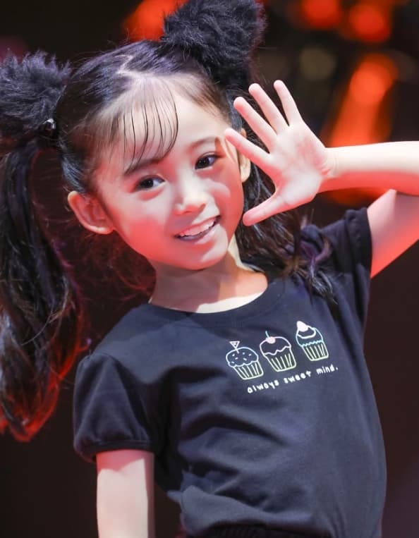 人気子役〇〇が「Happy Halloween!!!!」黒猫に仮装してハロウィンイベントを満喫