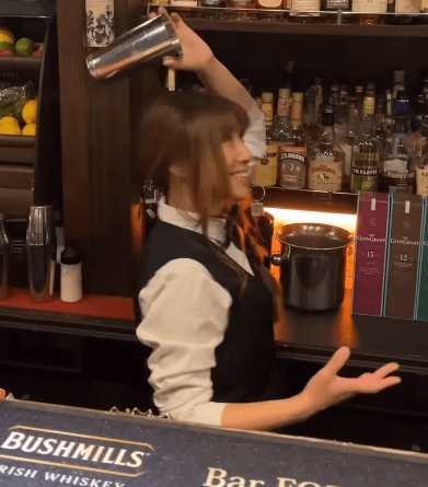 「あなたの美貌と笑顔に乾杯」カリスマ美女バーテンダー、カウンターで魅せる”カクテルパフォーマンス”にファン陶酔状態！