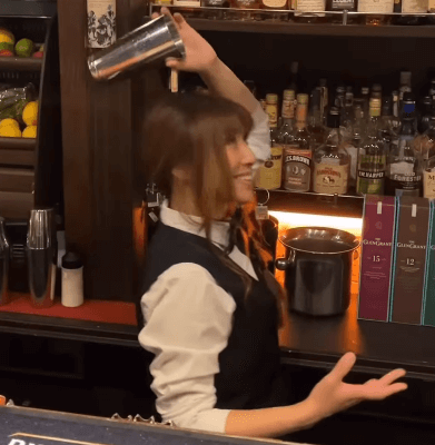 「あなたの美貌と笑顔に乾杯」カリスマ美女バーテンダー、カウンターで魅せる”カクテルパフォーマンス”にファン陶酔状態！