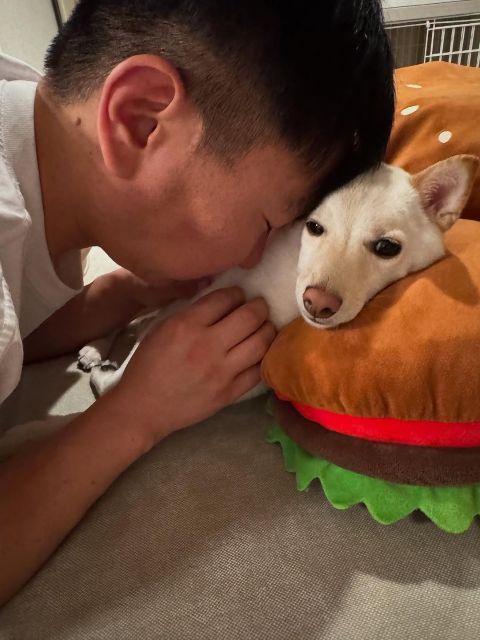 あのM-1審査員の大物芸能人が豪快犬吸いを披露！「絶妙な顔も可愛いです！」と話題に！