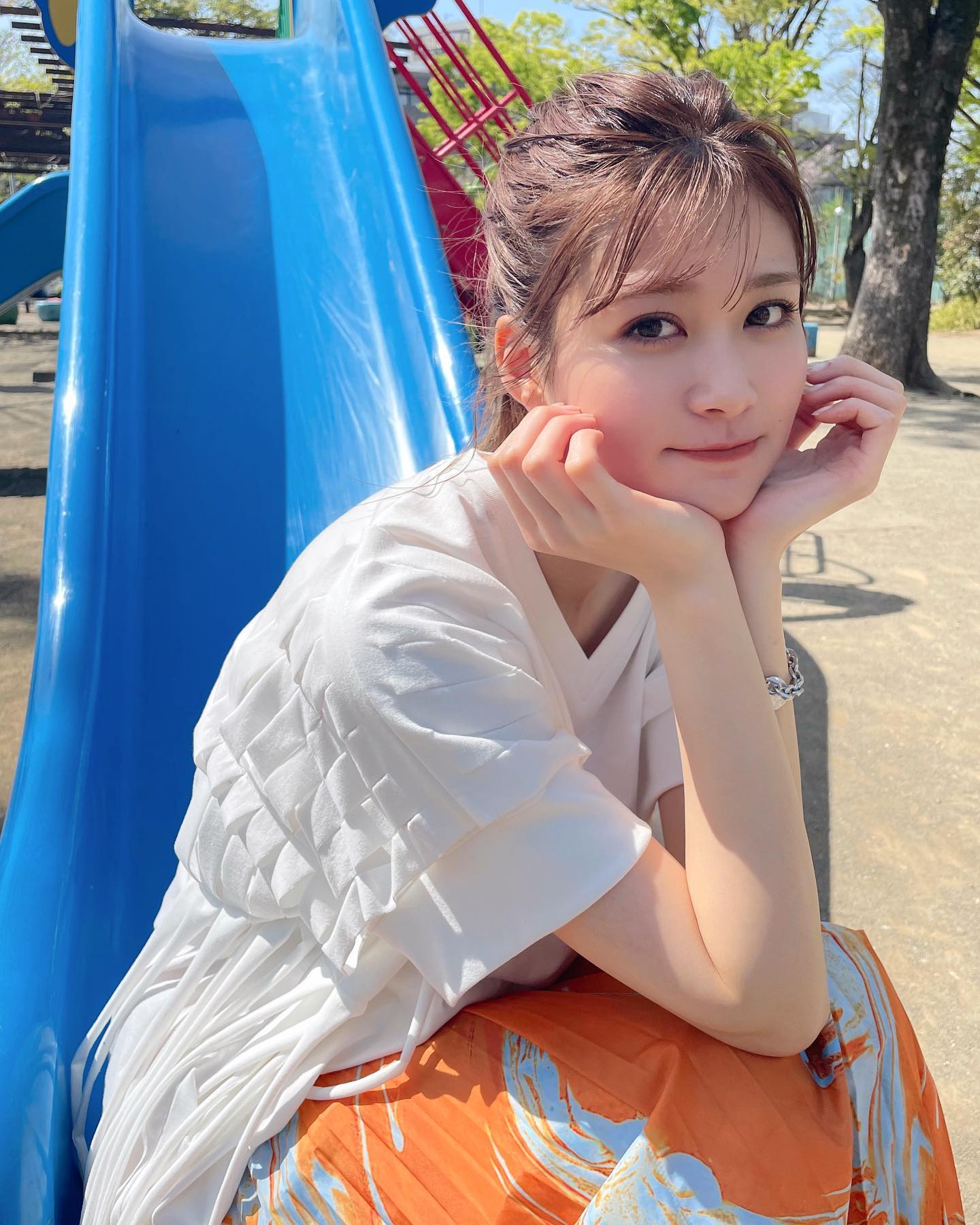 「滑り台楽しかった？😹」めるる”こと生見愛瑠さんが公園撮影のオフショットを大公開❗️❗️