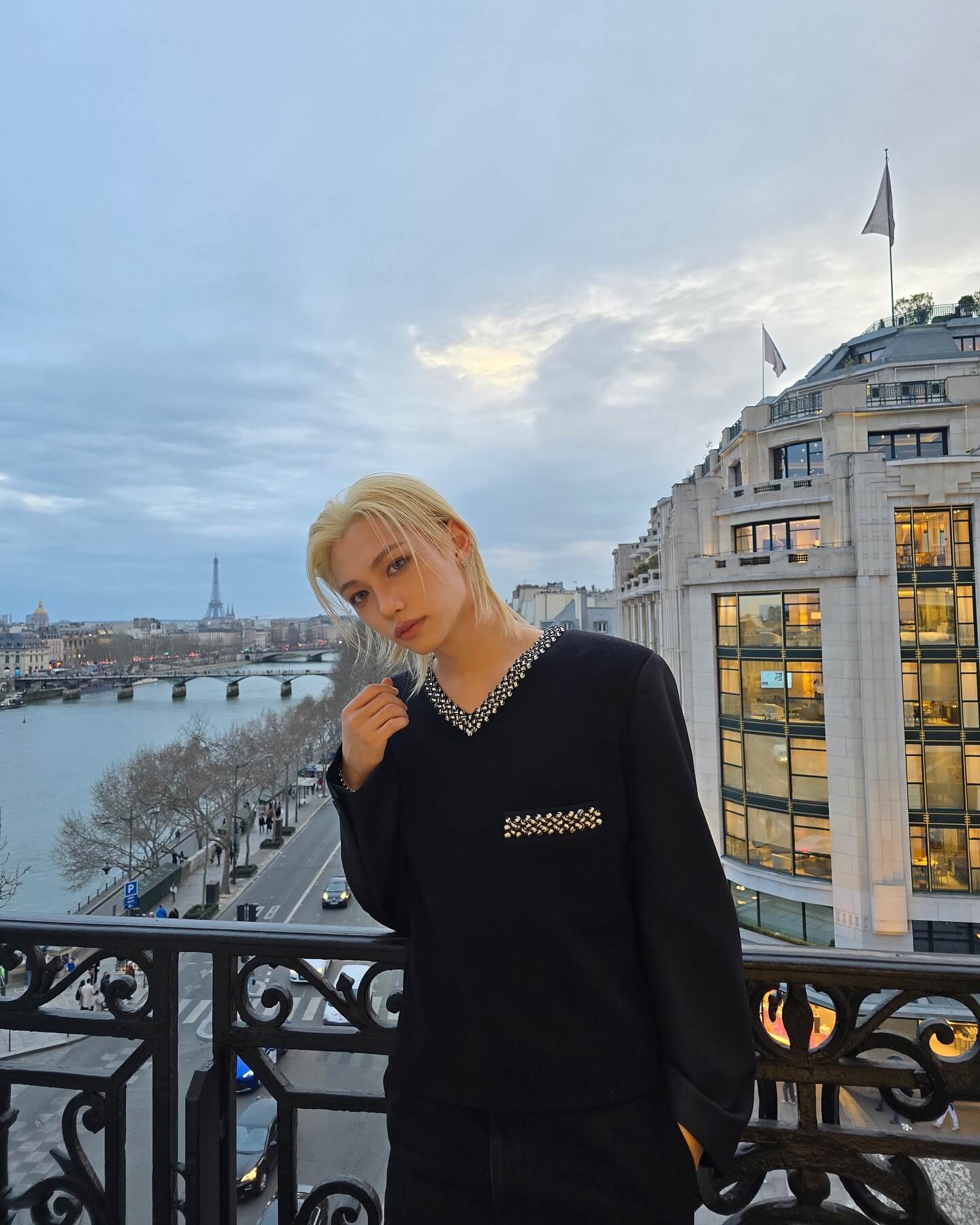 Stray Kids・Felix　パリを背景に撮られた写真が神々しすぎると話題に！