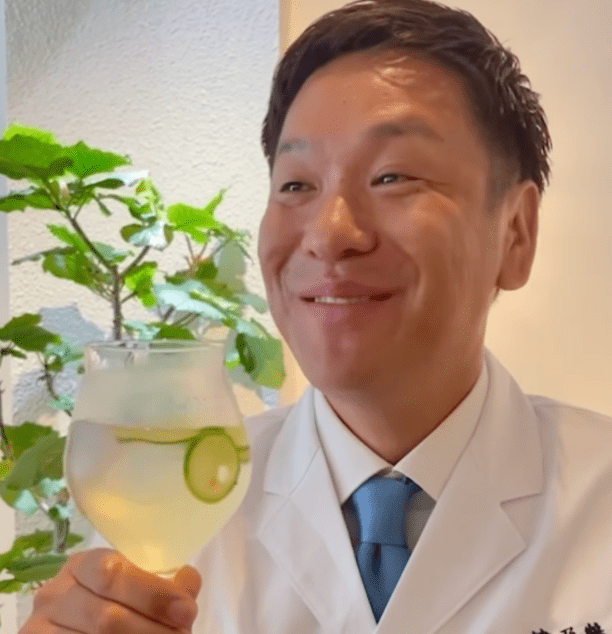 ワイングラスの中身は…ソムリエ資格を持つあの芸人がまさかの”手作りドリンク”を披露し話題に