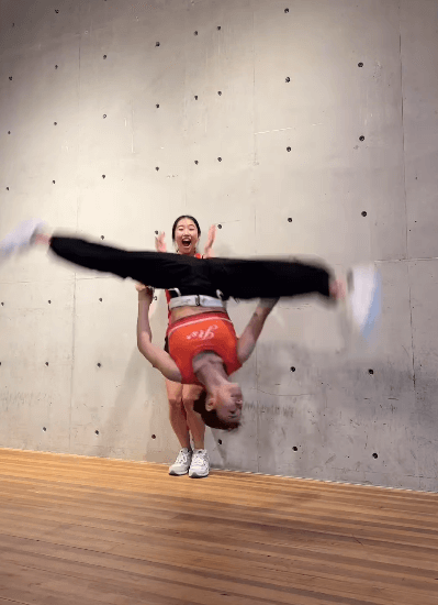 ”美女体操選手コンビ再び！”篠原枝令菜・杉原愛子、美技・エアリアル＆片足上げムーブターンにファン大熱狂！