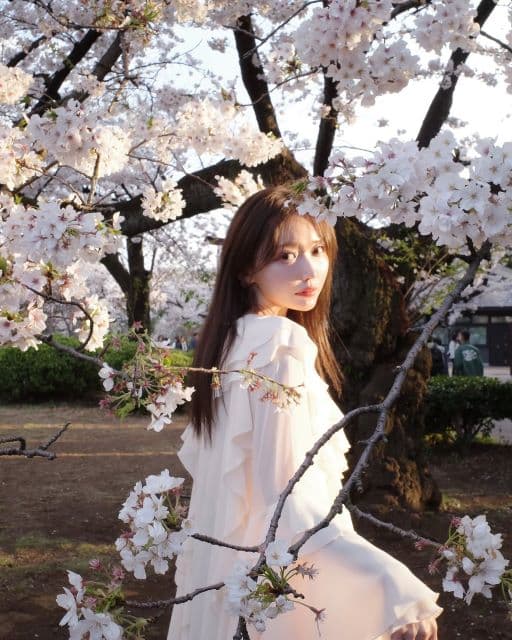 「ふりむけば、春」モデル・菅野結以が公開した見返り美人ショットが話題に！