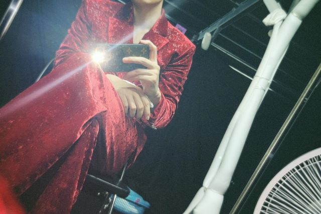 菊池風磨 赤い衣装に身を包んだ“Sexy”なショットを公開