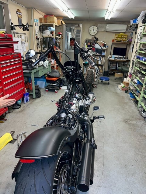 魔裟斗が再び動き出す、黒のハーレーが進化する瞬間を捉えたガレージショット