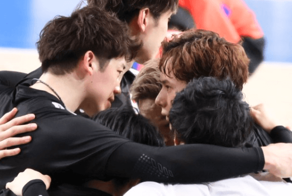 イケメン選手同士の見つめ合い、髙橋藍と石川祐希の近距離ショットにファン大興奮