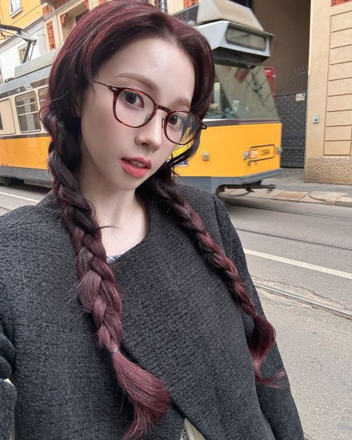 aespa・カリナ「おさげ×メガネ」ショットが可愛すぎると話題！