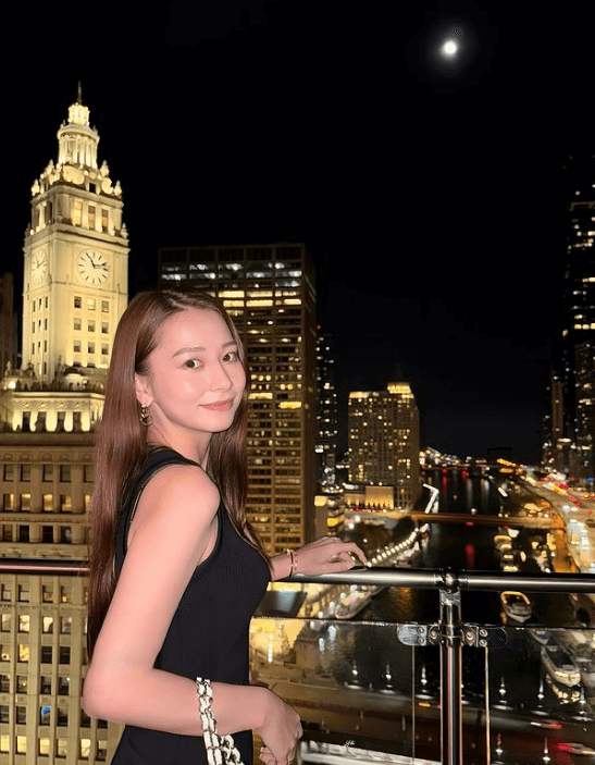人気モデルNiki、シカゴで100万ドル夜景と共にキラキラ美麗ショットを披露！