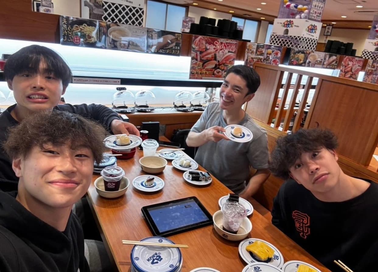 白井健三が回転寿司で一年生たちと仲睦まじい4Sを公開！
