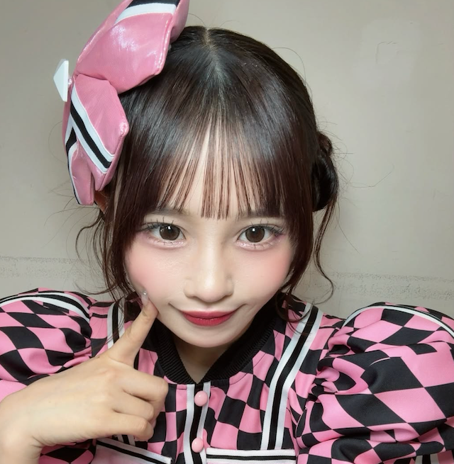 村川緋杏、ピンク×黒の“チェッカー衣装”で甘えポーズ「いっぱい愛します」