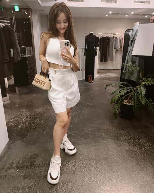 谷まりあ スタイル抜群ヘソ出しショット公開💖「可愛いぃ」