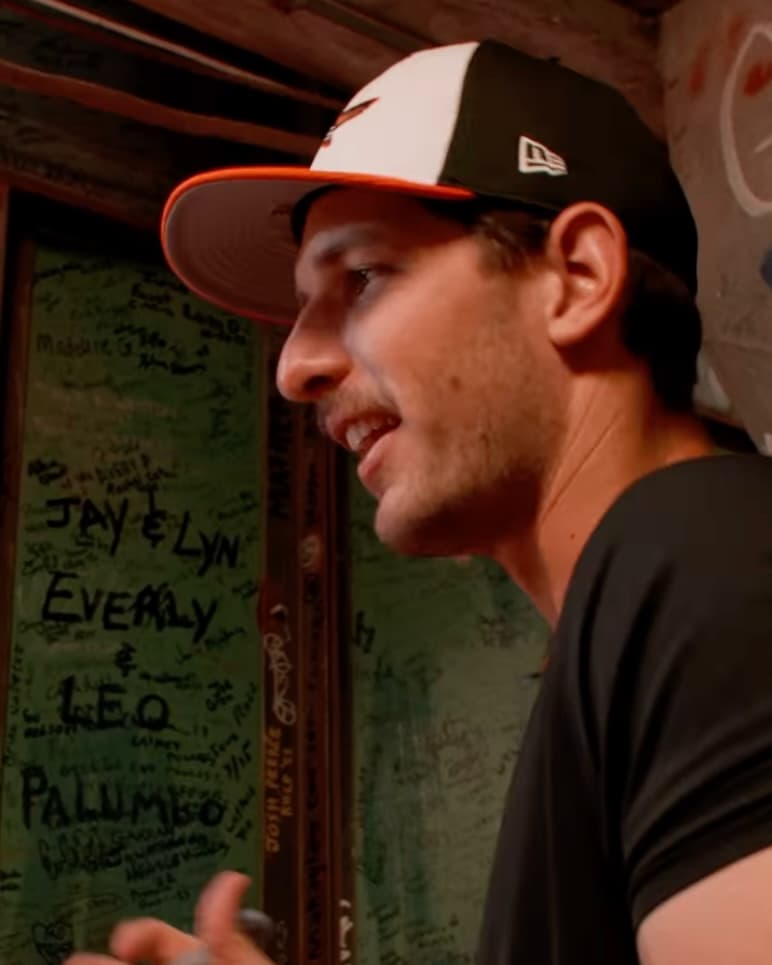 まさに、裏側の大公開！オリオールズの所属選手、敵の本拠地にサインを入れる