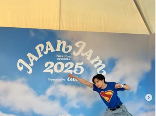 「待受にしたいくらい可愛い」中島健人がスーパーマンショットにファン歓喜！