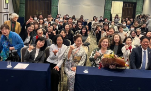 「アロハ🤙で笑顔に！」キャシー中島、町田のトークショーでハッピーを届ける