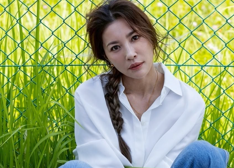 瀬戸朝香、自然体で魅せる白シャツ×デニム姿「WebLEON」最新回が公開