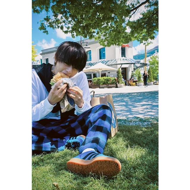 佐野勇斗がハンバーガーを頬張る1枚に「ハンバーガーがよく似合う🍔！」