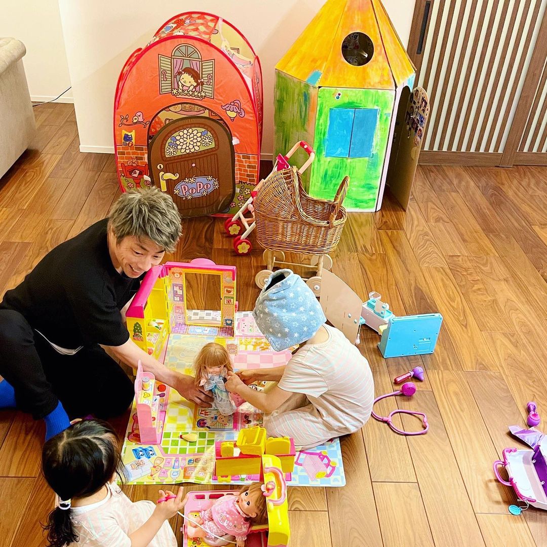 「良いパパ👏」田村淳さんと娘2人のスリーショット📸お家の中に“お家”が…