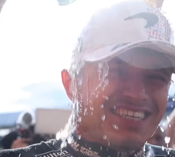 マクラーレンF1、2025年シーズン好調スタートにシャンパンシャワー炸裂！