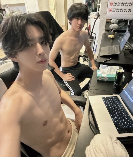 イケメンYouTuber ”衝撃の半裸ショット”に「なんで脱いでるの」「理由知りたいよ、、」の声 腹筋割れた肉体美披露