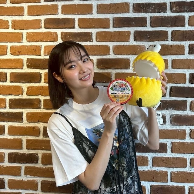 新川優愛、テレビ埼玉「あなたのじまんはなんですか？」のオフショットを公開！