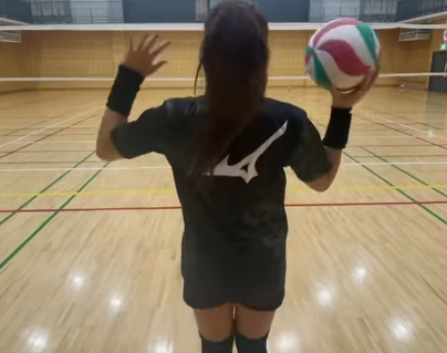 「後ろ姿でも可愛いさが伝わる！」美女ビーチバレー選手、大人気の”ロックザットボディ”ダンスを披露！可愛すぎとファン夢中