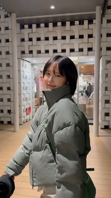 「小夏が歩けばどこでもランウェイ」女優 加藤小夏の楽しそうなウォーキング動画に反響