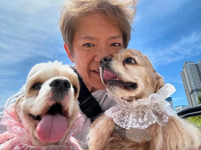 「本年もどうぞよろしく」ライオネス飛鳥、愛犬2匹と素敵すぎる笑顔で新年のご挨拶！