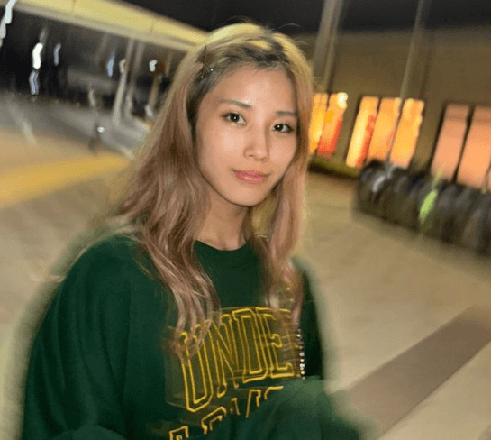 「大人になった感じがします」激カワBダンサー・魚地菜緒、金髪カジュアルの眩しい美脚ショットを披露！