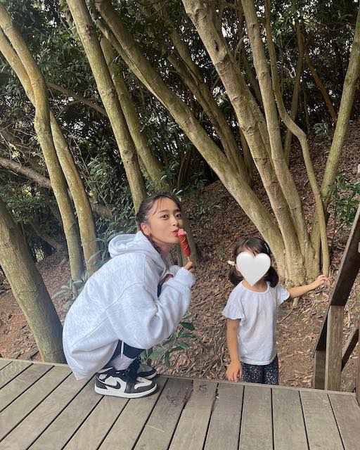 近藤千尋が娘との2Sを公開！餅つき姿が超キュート😍