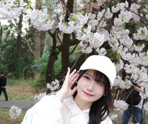 「春の恋人だね」≠ME 鈴木瞳美のお花見ウインクショットが素敵すぎてファン悶絶！