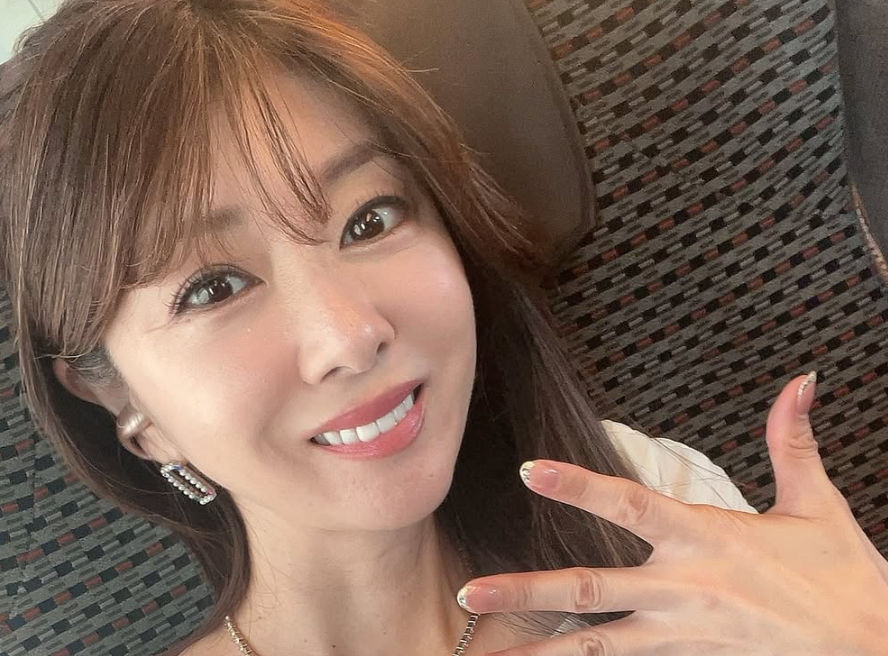 爽やか笑顔！タレント矢部美穂、名古屋ロケ出発前の新幹線ショット公開