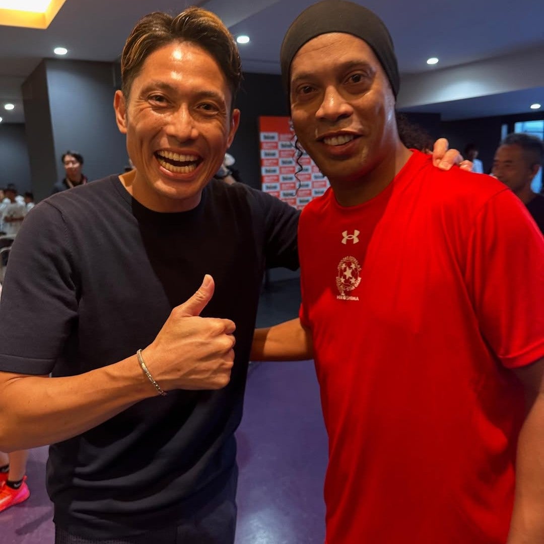 元プロサッカー選手の〇〇が世界的レジェンドとに会いテンション爆上がり！激アツ2ショットにファンも興奮！