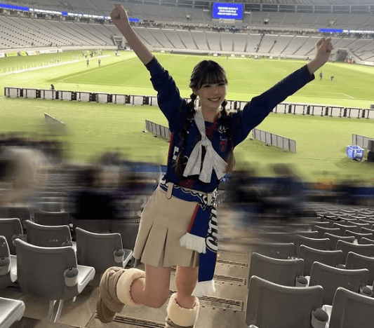 「可愛い、勝利の女神！」サッカー美女子、喜び満点の”バンザイ・ショット”をスタジアムで披露しファン熱狂「ナイス女神！」