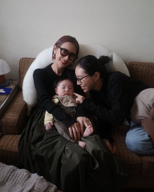 「よそのお家の子はあっという間」あのデザイナーが大親友の赤ちゃんにメロメロにされる…？！