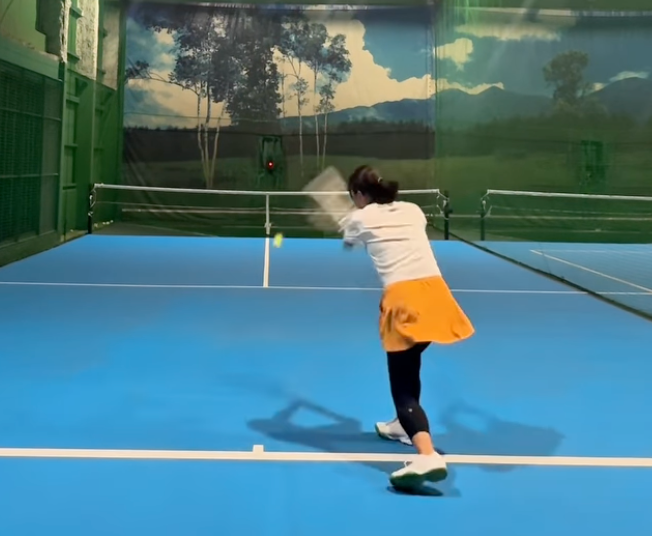 美人テニス女子、華麗なバックハンドで魅せる瞬間