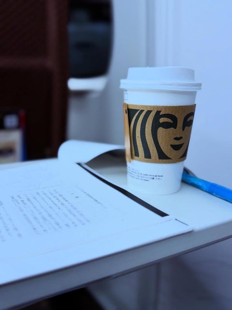 相川七瀬、新幹線で燃える朝。ロケ明けでも資料と向き合う情熱にプロ根性が光る