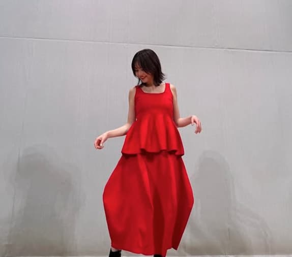 「りんか丈衣装？？」久間田琳加が真っ赤なワンピース姿を大公開！