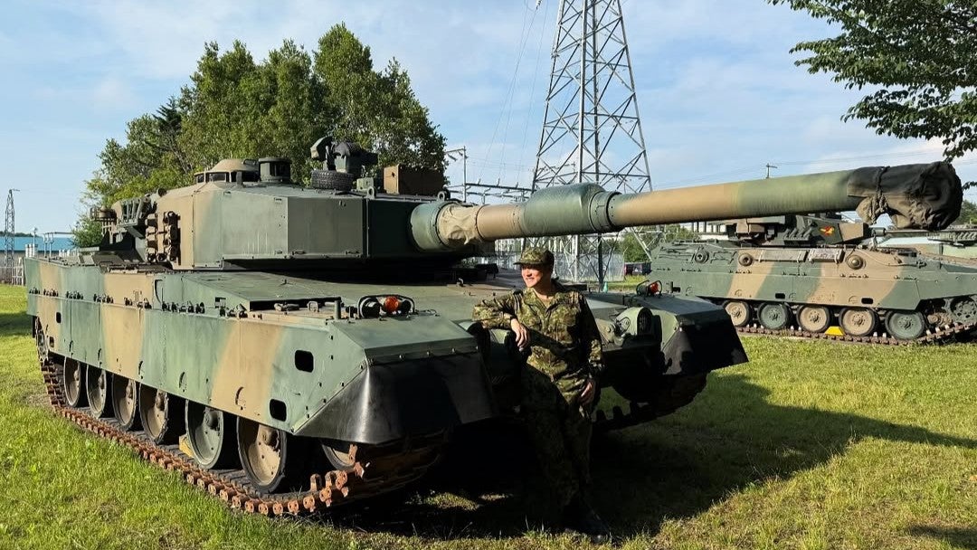 巨大戦車に寄りかかる“元プロ野球選手”、迷彩姿にファン騒然