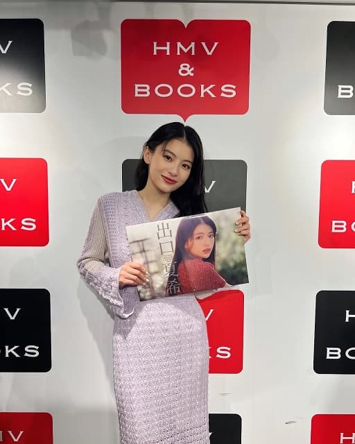 モデル・出口夏希がカレンダー発売記念イベントを開催！眩しすぎる美しさに反響