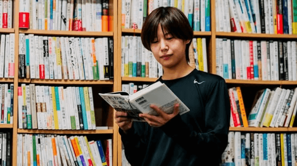 フェンシング界の”内田有紀”、図書室にこもった！？「読書美人」「剣士の顔つきですね」とファンを魅了する！