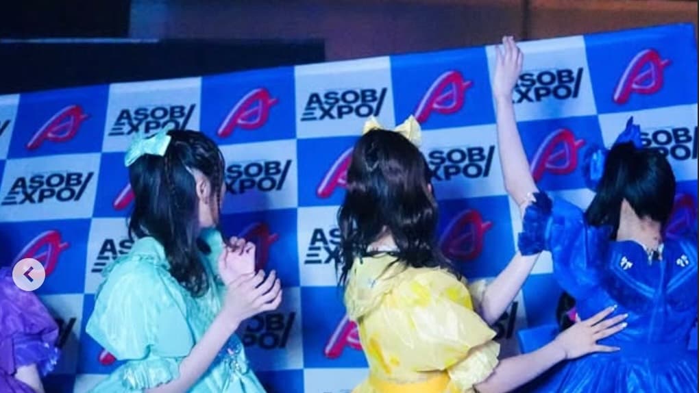 CUTIE STREET、写真撮影中に看板が倒れる！