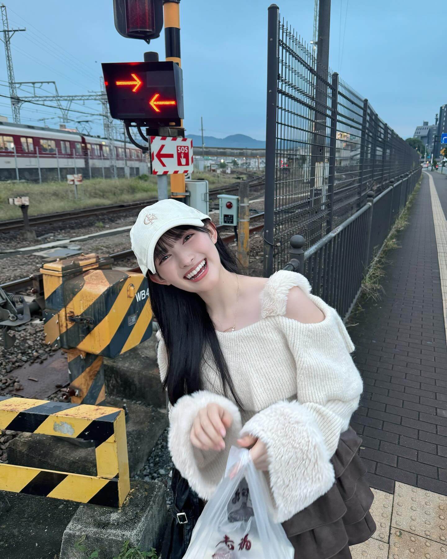 今話題の女性アイドルが最新ショット公開！「赤福だいすき」