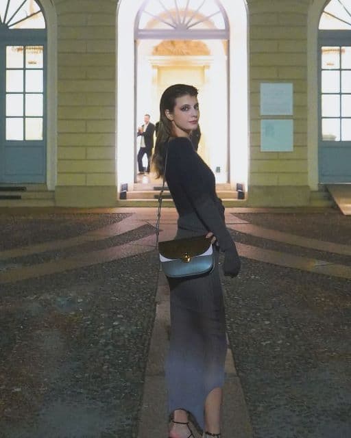 マギー、新作バッグを身につけたショット公開でファンからは「カッコいい」の嵐！