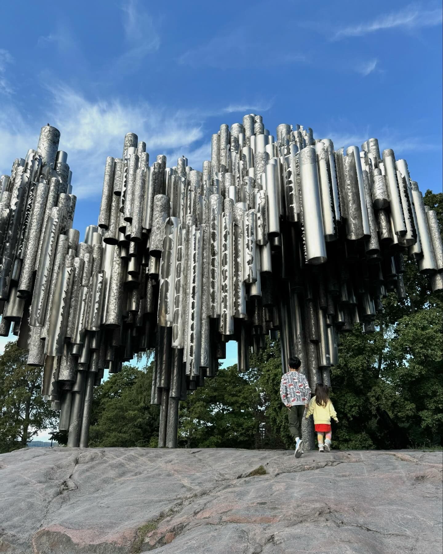 兄妹ツーショットに反響！あの人気モデルが家族旅行の写真を公開