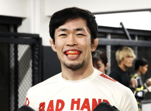 衝撃！人気MMAファイター、最新マウスピース姿を披露「着け心地最高」と笑顔