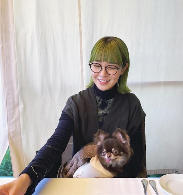 奈緒、綺麗な髪色のオフショットを公開！「緑可愛すぎるよ」