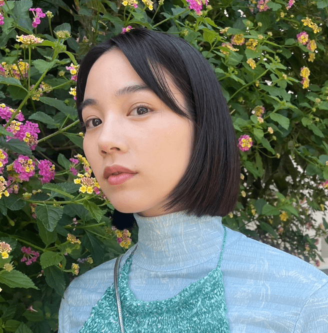 人気女優が美しすぎるオフショットを披露「お花×笑顔は最強」