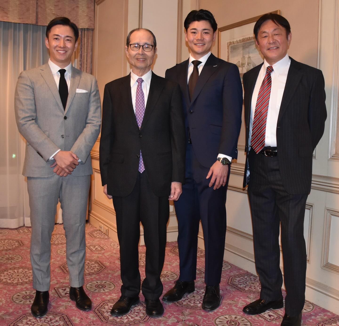 清宮幸太郎、王貞治、斎藤佑樹ら早稲田実業OBと豪華ショットで「今年は打ちまくる」✨